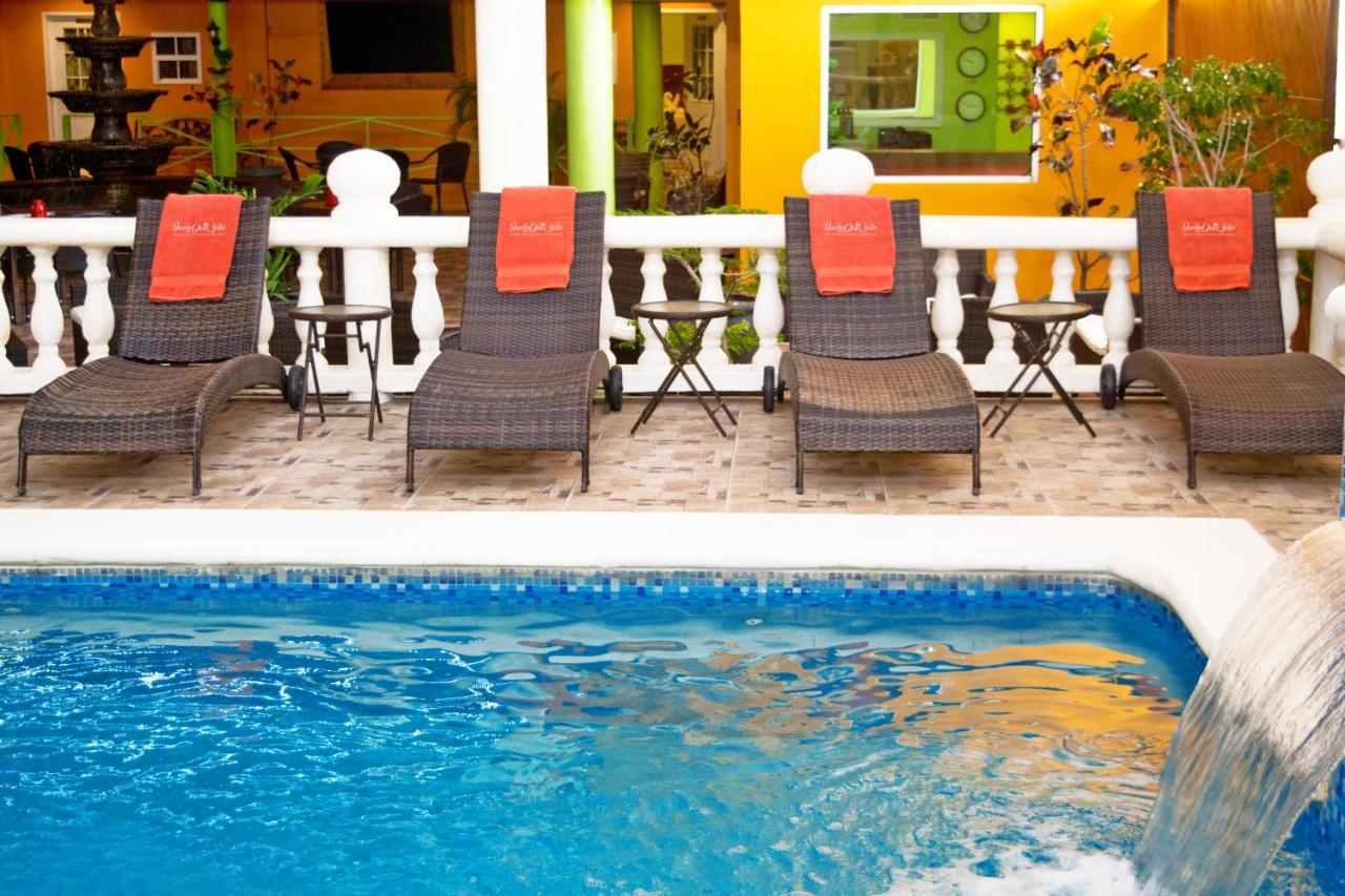 Beverly'S Oasis Suites 스카버러 외부 사진